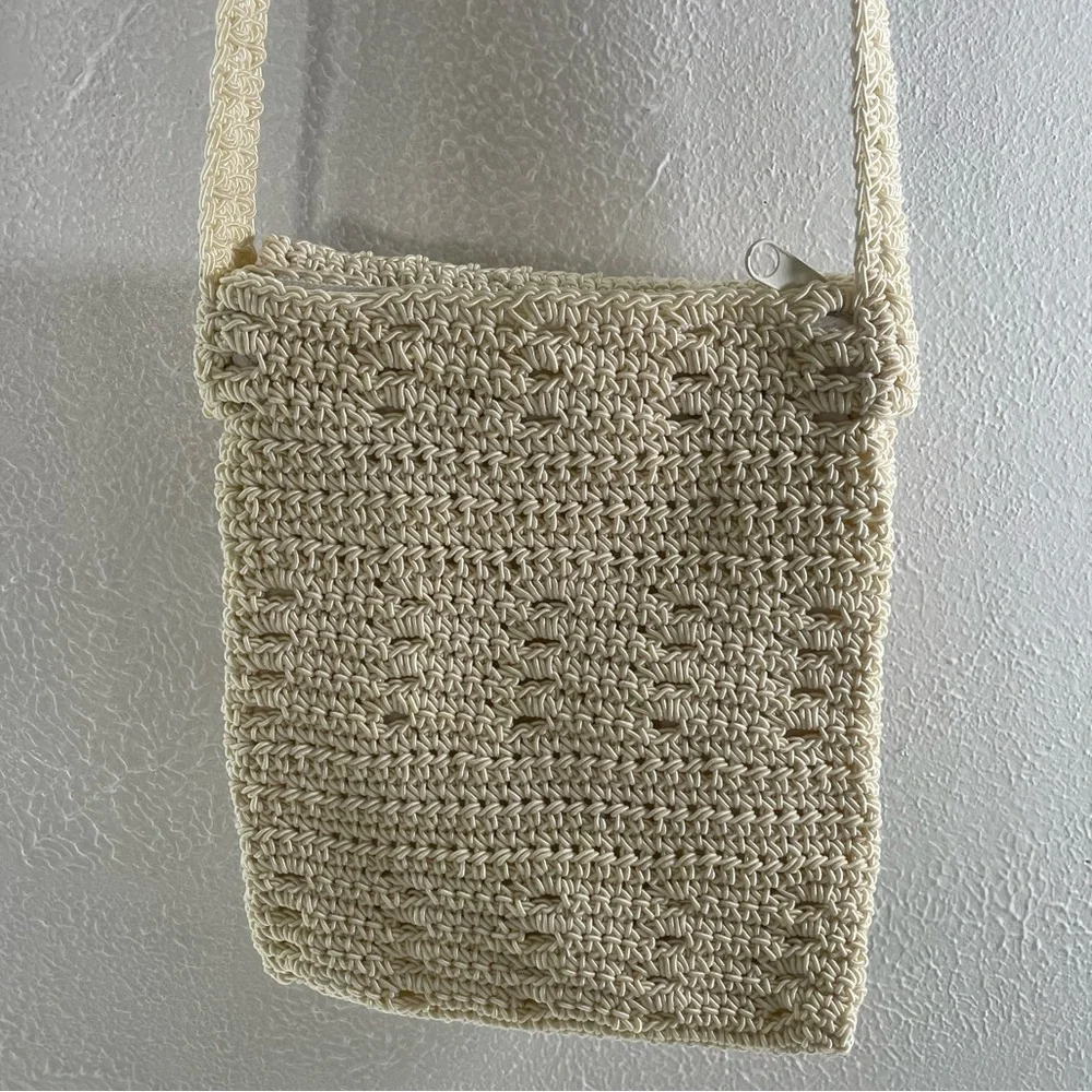 Vintage Y2K 90’s Crocheted Beaded Flower Beige 2 Pocket Crossbody Purse